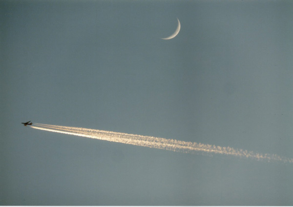 月と飛行機雲”width=